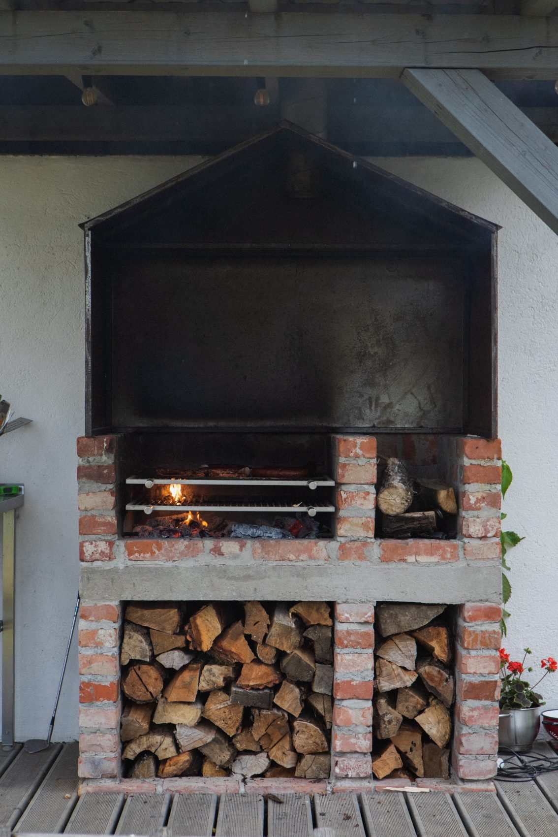 Murowany grill i drewno
